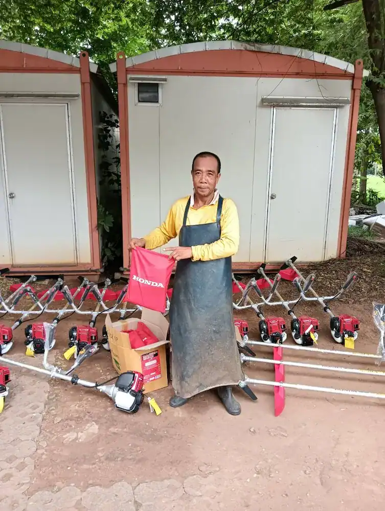 ลูกค้ารับการ จัดส่งเครื่องตัดหญ้าสะพายหลัง honda จากไทยพิพัฒน์ โซลูชั่น ผู้จำหน่ายอุปกรณ์การเกษตร วัสดุก่อสร้าง และเหล็กมอก. ทั่วอีสาน