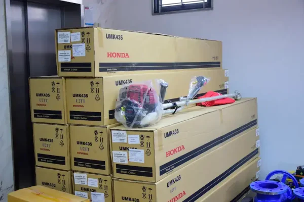 เครื่องตัดหญ้าสะพายหลัง HONDA เตรียมส่งมอบจากไทยพิพัฒน์ โซลูชั่น ผู้จำหน่ายอุปกรณ์การเกษตร วัสดุก่อสร้าง และเหล็กมอก. ทั่วอีสาน